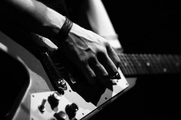 МОСКВА-28 АПРЕЛЬ, 2016: Руки рок-музыканта играют на электрогитаре во время концерта в ночном клубе.
