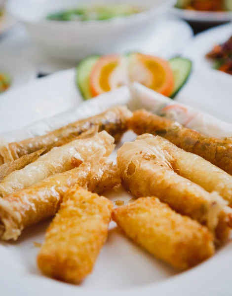 Plat Printemps Asiatique Dans Restaurant Vietnamien Exotique Délicieux Rouleau Frit — Photo