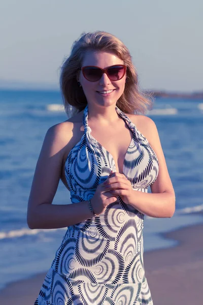 Jovem Atraente Vestido Curto Desfrutando Suas Férias Beira Mar Manhã — Fotografia de Stock