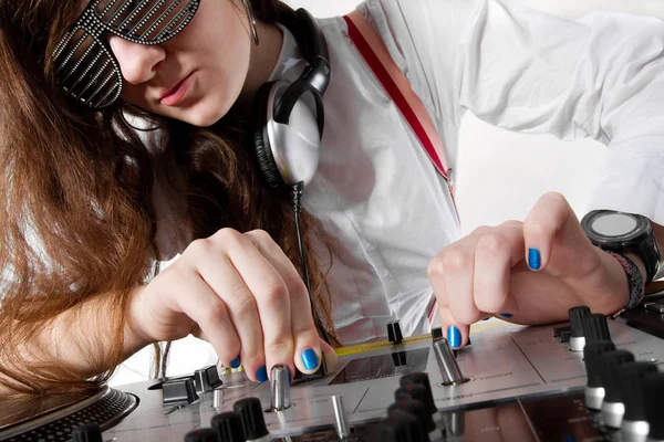 Young Disc Jockey Girl Crossfading Tracks Professional Mixing Controller — Stock Photo, Image