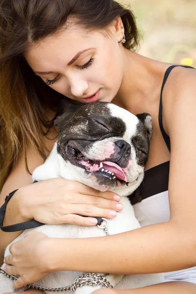 Teenage Brunett Tjej Leker Med Hennes Friska Unga Bulldog Parken — Stockfoto