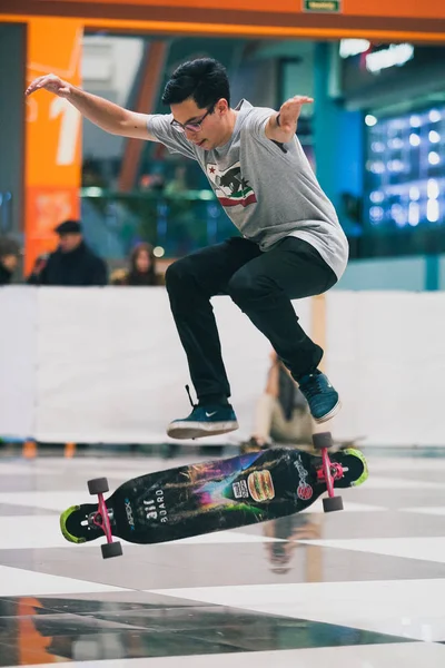 Moskova Ocak 2016 Kapalı Skatepark Longboarding Rekabet Gençler Eğlenceli Katılın — Stok fotoğraf