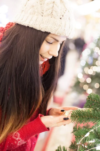 年轻的美丽女人在帽子使用现代智能手机 — 图库照片