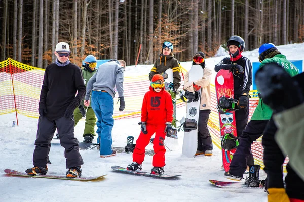 Bukovel Ukraine März 2018 Gruppe Von Snowboardern Und Freeskier Auf — Stockfoto