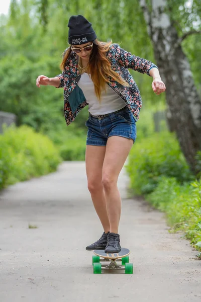 Giovane Bella Donna Forma Skateboard Nel Parco — Foto Stock