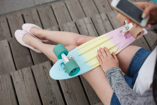 Menina Jovem Tirando Foto Seu Skate Cruzador Colorido Suas Pernas — Fotografia de Stock