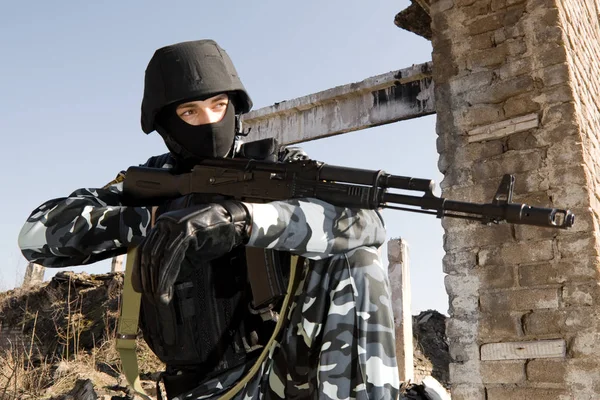 Bewaffnetes Militär Bereitet Sich Auf Schießen Mit Automatischem Gewehr Vor — Stockfoto