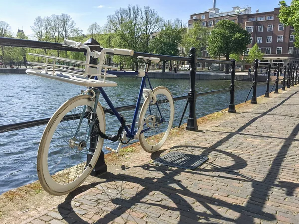Haga Países Bajos Abril 2018 Bicicleta Retro Encadenada Cerca Del — Foto de Stock