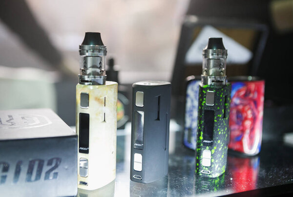 МОСКВА - 6 ДЕКАБРЯ, 2016: V ape Expo event. Экспозиция современных электронных сигарет, жидкостей для паров и испарительных устройств
