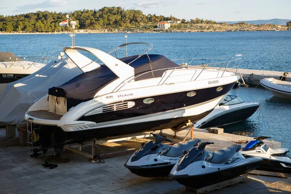 马卡尔斯卡 克罗地亚 18日 美丽的摩托艇游艇停在克罗地亚马卡尔斯卡里维埃拉美丽的蓝色泻湖码头上 — 图库照片