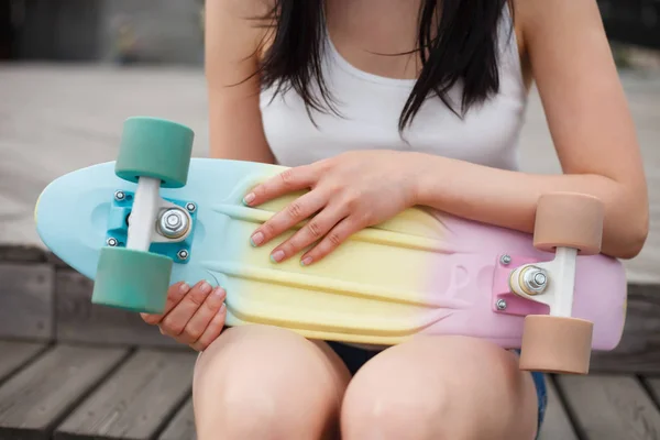 Ung Flicka Sitter Utomhus Håller Färgglada Kort Cruiser Skateboard Sommardag — Stockfoto