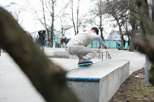 Moscow Março 2017 Jovem Agressivo Skater Inline Cara Moer Borda — Fotografia de Stock