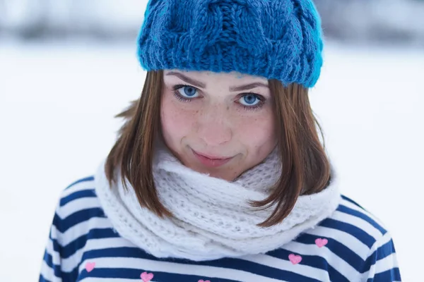 Rolig Ung Ingefära Flicka Göra Grimaser Det Unussual Att Blå — Stockfoto