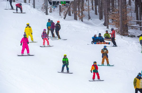 Bukovel Ukraine März 2018 Snowboarder Athlet Fährt Bord Auf Spezialisierter — Stockfoto