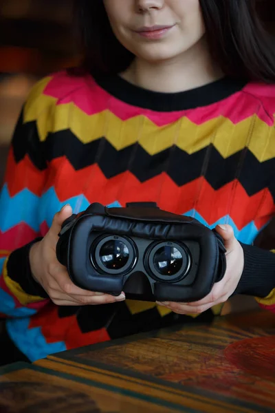 年轻女孩拿着新的3D 在带有移动应用的智能手机上玩虚拟现实游戏 用于在智能手机设备上玩 移动游戏应用程序的玩家小工具 酷的新玩家技术 — 图库照片