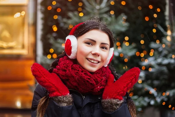 暖かい冬の服 笑顔の若いブルネットの少女赤い手袋とクリスマスと新年のお祝いのためのヘッドフォン — ストック写真