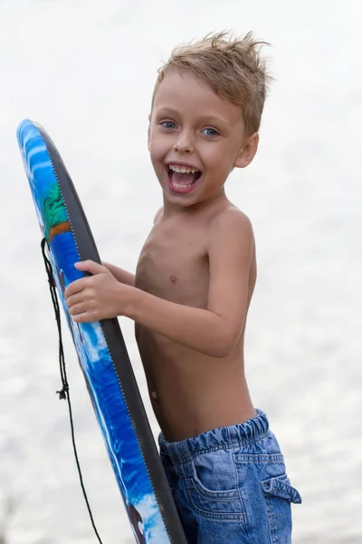 Niño Divertido Con Tabla Surf Azul Playa —  Fotos de Stock