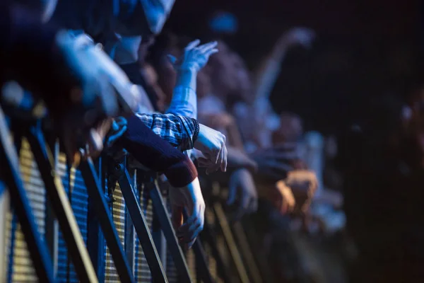 莫斯科 2017年2月12日 等待夜总会音乐会开始的前排音乐会观众 音乐节的观众在舞台上等待头条新闻歌手 金属安全围栏上的音乐爱好者舞台灯光 — 图库照片