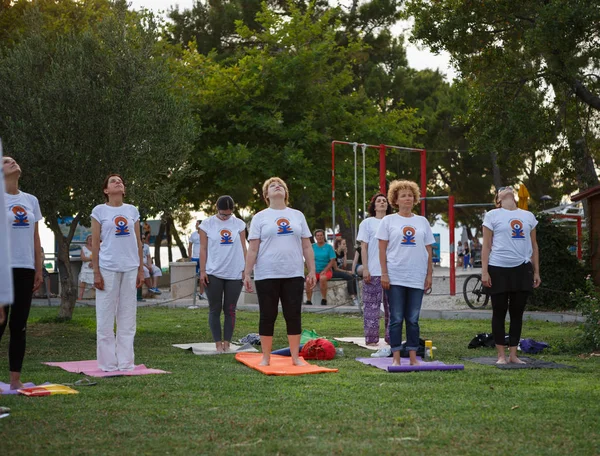 Makarska Croazia Giugno 2017 Gente Riunita Celebrare Giornata Internazionale Yoga — Foto Stock