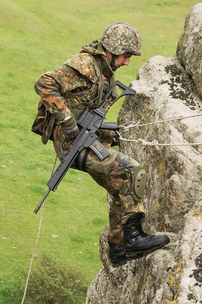 Mladí Vojákovi Automatickou Puškou Voják Maskování Neprůstřelné Přilby Střílí Terč — Stock fotografie