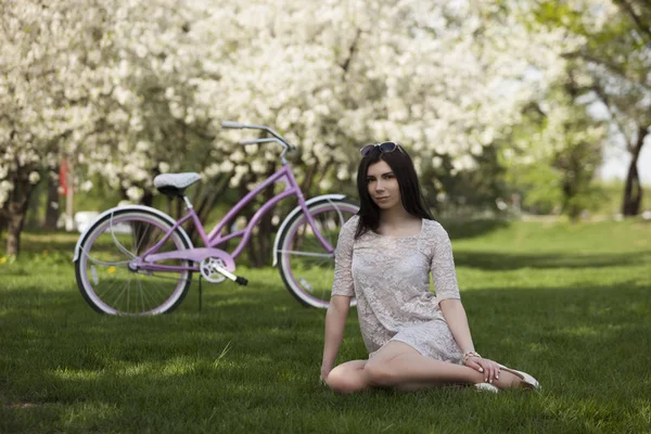 Jolie Jeune Femme Avec Vélo Rose Profitant Cette Belle Journée — Photo