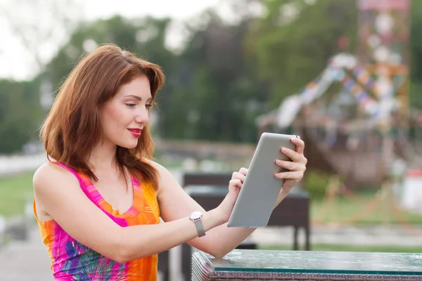 Atractiva Joven Mujer Pelirroja Jugando Con Tableta Moda — Foto de Stock