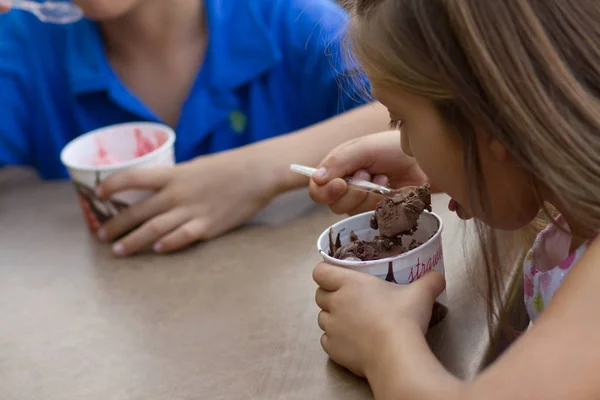 Kleines Geschwisterpaar Isst Eis Café — Stockfoto