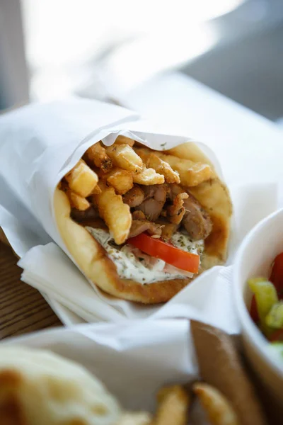 传统的希腊快餐店菜单 来自希腊的 Souvlaki Gyros 肉类三明治盘在纸盘中供应 在咖啡馆的桌子上品尝美味的烤快餐 享受美食 — 图库照片