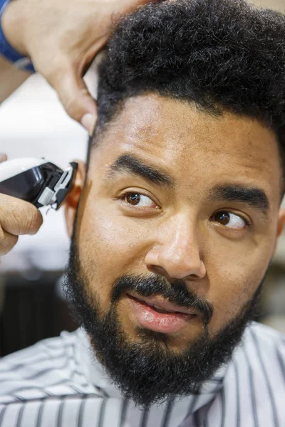 Retrato Joven Negro Peluquería Guapo Chico Africano Hace Nuevo Corte —  Fotos de Stock