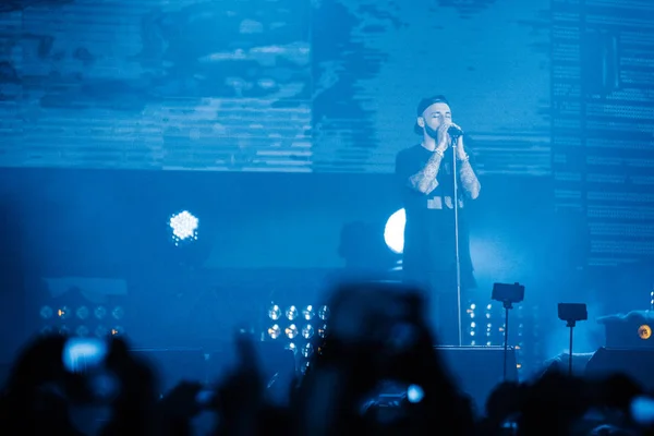 莫斯科 2015年5月29日 俄罗斯流行的嘻哈歌手 One Timati 在夜总会的大型音乐会 著名说唱歌手在俱乐部舞台上表演现场音乐 表演艺术活动 — 图库照片