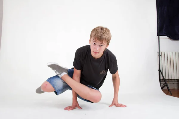 Adolescente Bboy Formação Sobre Fundo Branco — Fotografia de Stock