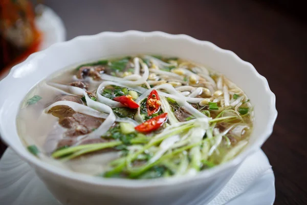 전통적인 베트남어 쇠고기 덩어리와 그릇에 양념으로 이국적인 아시아 레스토랑 항목입니다 — 스톡 사진