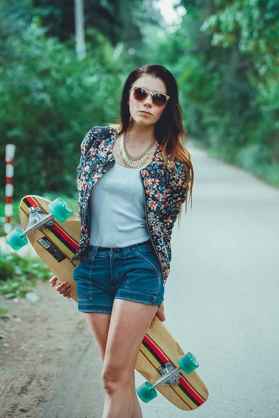 Giovane Bella Donna Forma Con Skateboard Nel Parco — Foto Stock