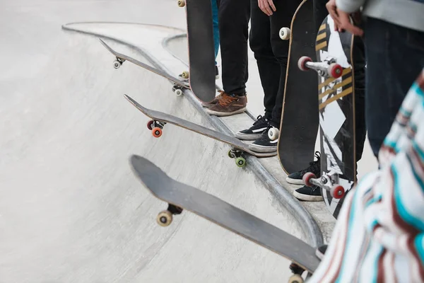 溜冰者站在一条线混凝土坡道上 滑板的竞赛或竞争中户外滑板 危险的极限运动 在青年中受欢迎 — 图库照片