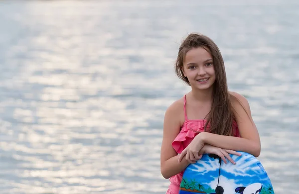 Mooie Tiener Meisje Met Haar Bestuur Surfen Het Strand — Stockfoto