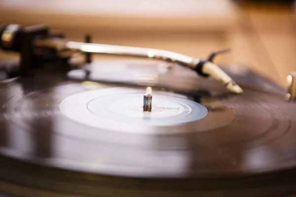 キエフ 2018 ディスク ジョッキーのターン テーブルは テクノ ミュージックをアナログ レコードを果たしています ディスク ジョッキーのプロオーディオ機器 — ストック写真