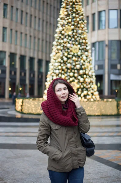 Young Brunette Girl Posing Brightly Decorated Christmas Tree Outdoors — Stock Photo, Image