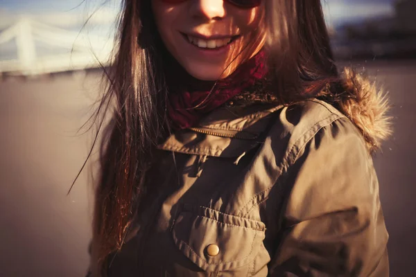 Divertente Ragazza Hipster Con Naso Carlino Parka Grigio Occhiali Sole — Foto Stock