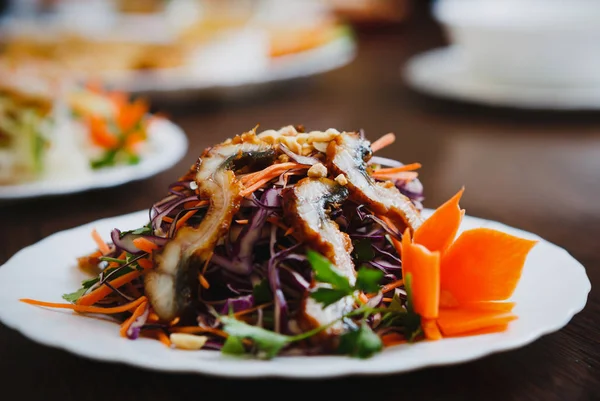 Salada Enguia Chinesa Com Repolho Vermelho Legumes Frescos Servidos Prato — Fotografia de Stock