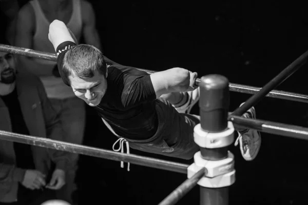 莫斯科 2017年3月18日 在室内体育健身房为竞技场创造冠军 在横杆上锻炼挑战的年轻运动员 健康的生活方式活动 — 图库照片