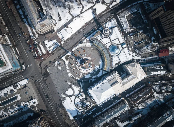 Kiev, Ukrayna - 11 Mart, 2018: Kiev Maidan Nezalezhnosti meydanda. Genel gider dron fotoğraf heykel bağımsızlık merkezi Ukrayna başkenti. Altın heykelini mermer Anıtı. Havadan fotoğraf