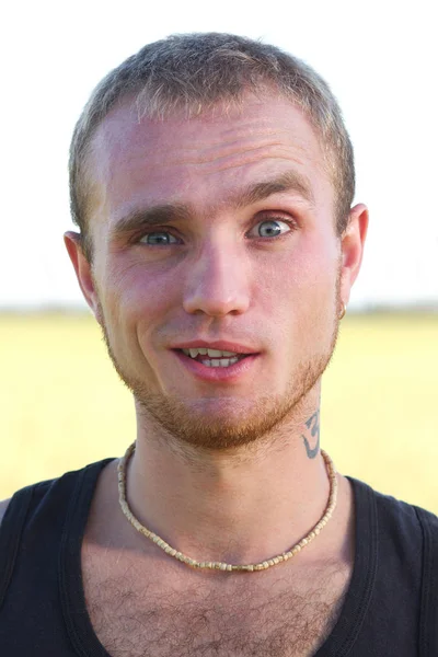 Jeune Homme Drôle Avec Barbe Tatouage Posant — Photo