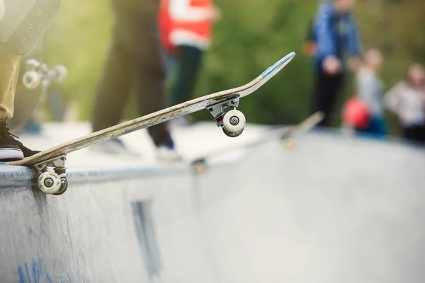 Skater Stojąc Ziemi Skate Parku Jeździć Deskorolka Robić Sztuczki Betonowe — Zdjęcie stockowe