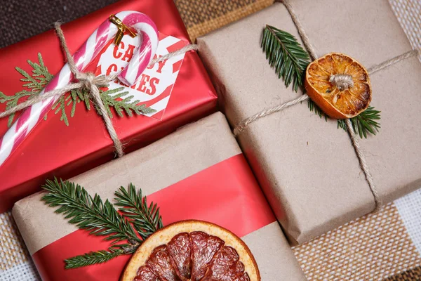 크리스마스 제곱된 옷감에 손으로 만들어진된 소박한 포장을 상자와 전나무 — 스톡 사진