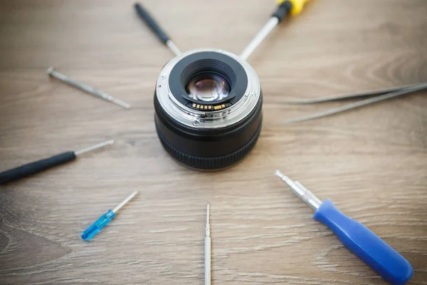 Gebroken Moderne Dslr Cameralenzen Reparatie Service Gespecialiseerde Werkplaats Master Reparatie — Stockfoto