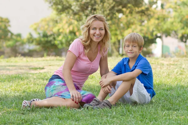 Menina Bonita Seus Filhos Bonitos Posando Parque Verde Dia Verão — Fotografia de Stock