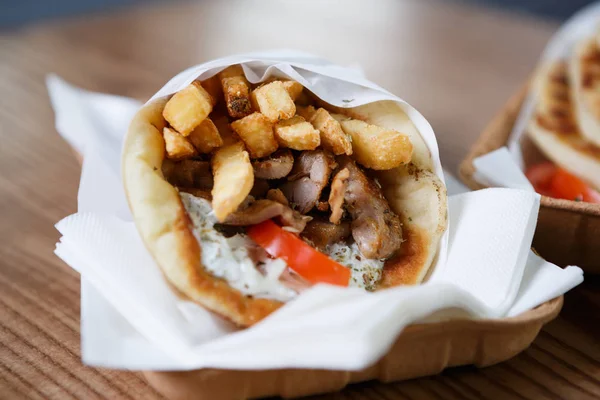 美味的传统希腊美食菜单在地中海快餐店 在餐桌上享用美味的陀螺和 Souvlaki 肉类菜肴 — 图库照片