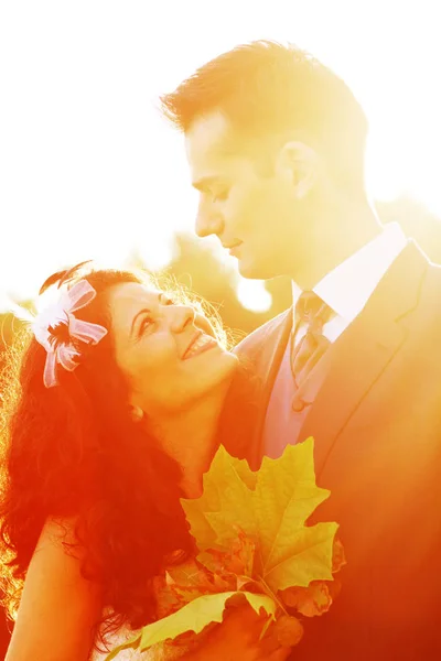 Sorrindo Jovem Casal Beijando Depois Seu Casamento — Fotografia de Stock