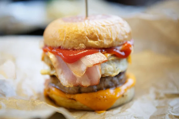 Hamburguesa Grande Grasa Con Carne Res Salsa Servida Papel Marrón — Foto de Stock