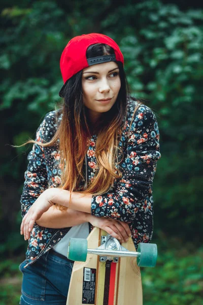 Jeune Belle Femme Forme Avec Planche Roulettes Dans Parc — Photo